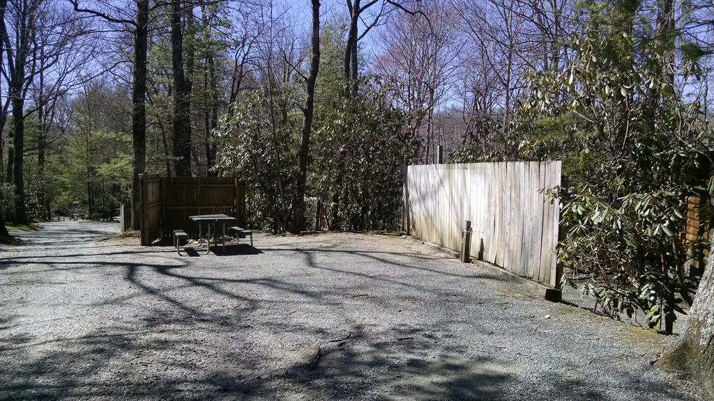 Linville Falls Campground, Rv Park, And Cabins Екстериор снимка